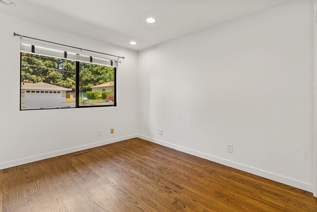 Building Photo - Beautiful West Facing Houghton Home with p...