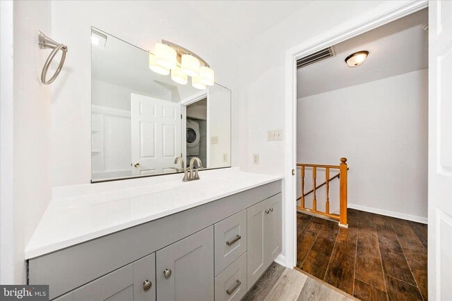 Building Photo - 1552 Crest View Ave