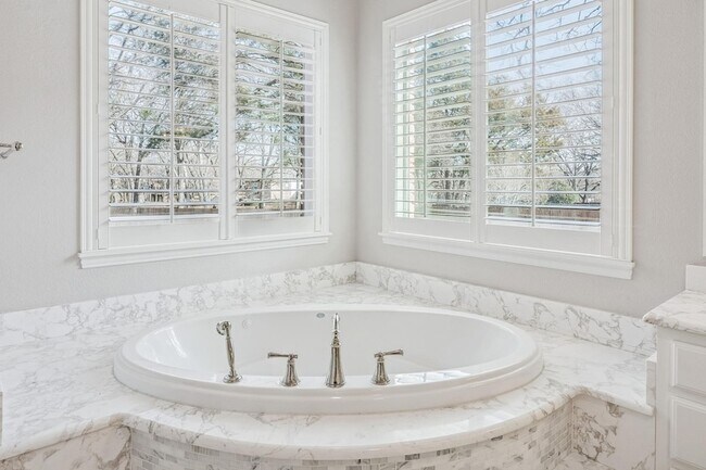 Building Photo - 2900 Creekview Dr