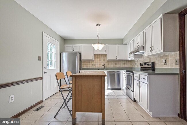 Building Photo - 7046 Leestone St