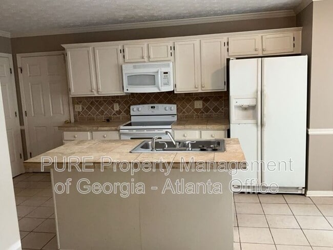Building Photo - 743 Helga Dr NE