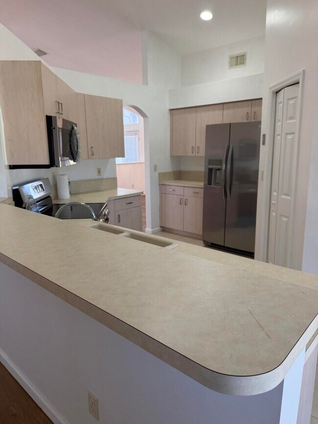 Building Photo - 137 SW Meade Cir