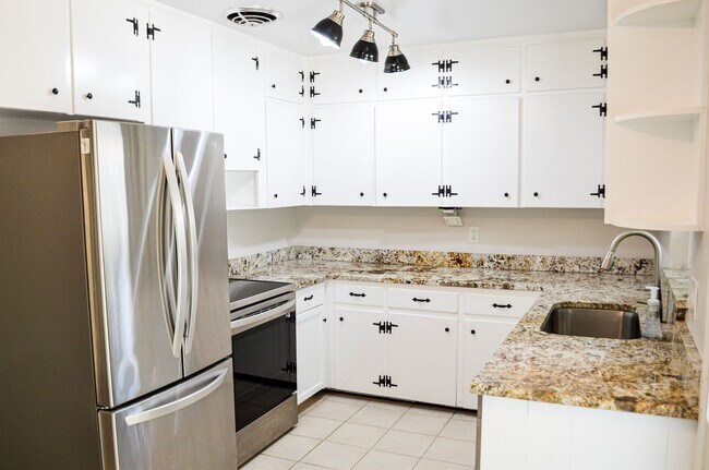 Building Photo - Hazel Heights 3 bedroom 2 bath concrete bl...