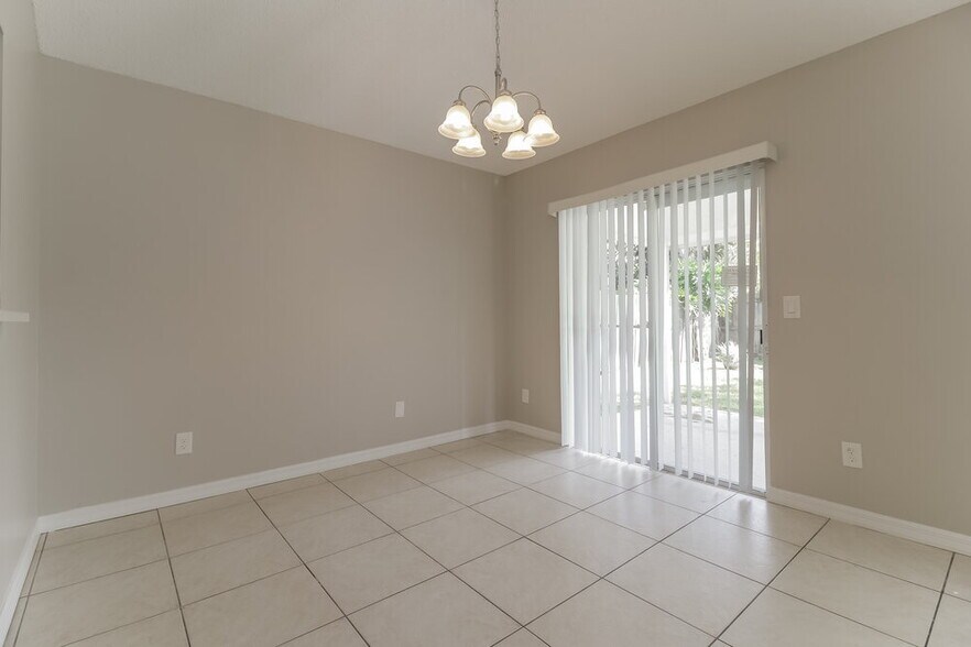 Building Photo - 725 Meadowside Ct