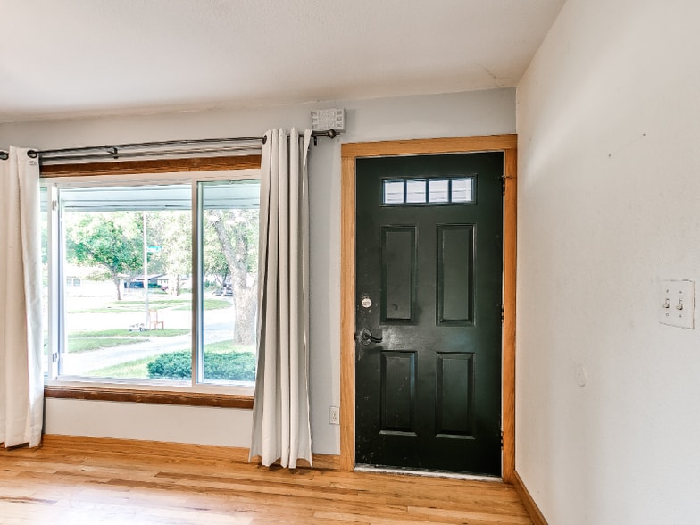 Building Photo - 2204 Melrose Ave