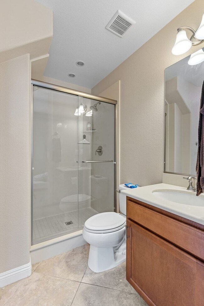 Building Photo - 5 Bed home w/downstairs bed. Private pool.