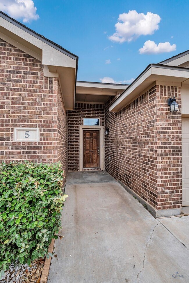 Building Photo - 5 Brooks Ranch Rd