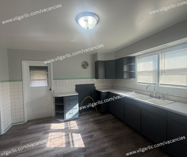 Building Photo - FOR RENT — SPACIOUS 3 BED / 1.5 BATH HOME