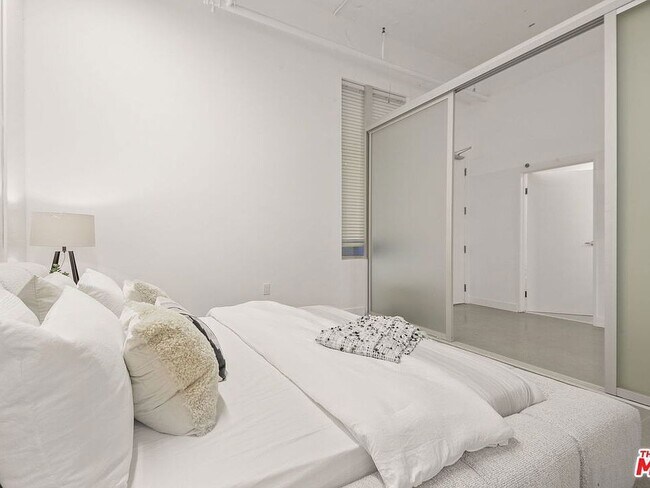 Building Photo - 1130 Flower St