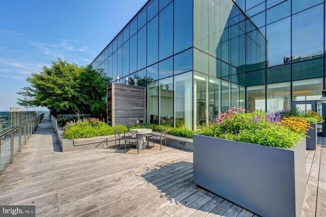 Building Photo - 300 International Drive