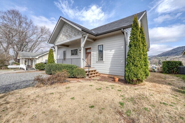 Building Photo - 56 Oak Crescent Cir