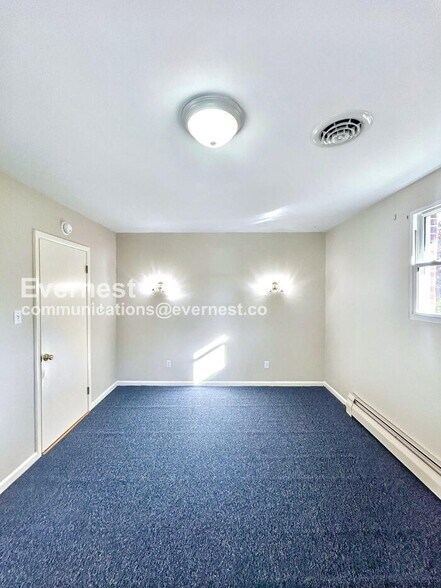 Building Photo - 2116 Oakwood Ln