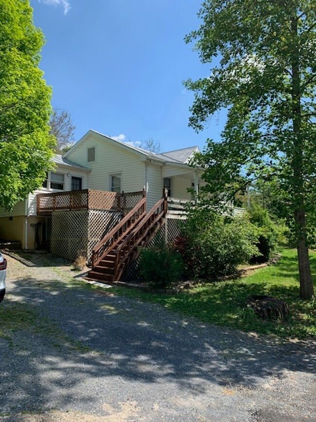 Building Photo - Bungalow Located Just Outside of Town