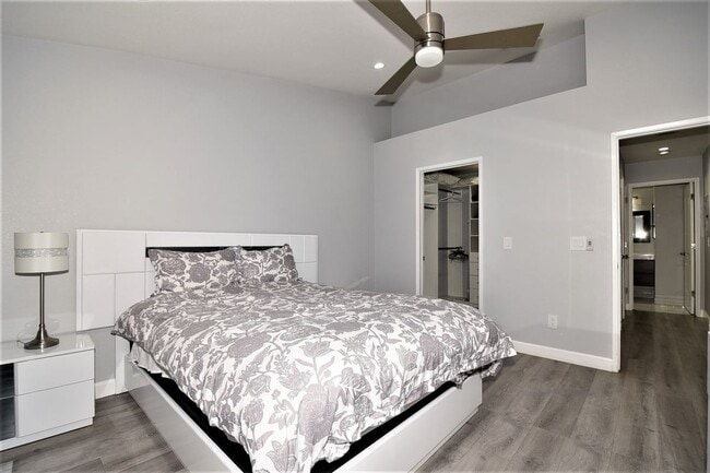 Building Photo - 5415 W Harmon Ave