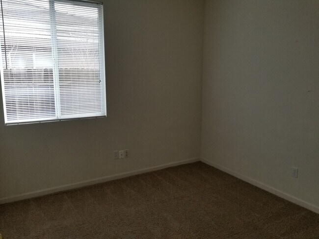 Building Photo - VERY CUTE 3BD/2BTH SINGLE FAMILY IN NORTH LINCOLN
