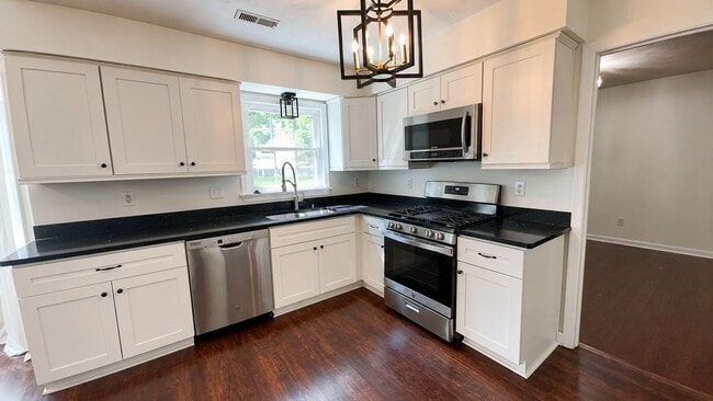 Building Photo - Spacious 4-Bedroom Cul-de-Sac Home with Fenced Yard!