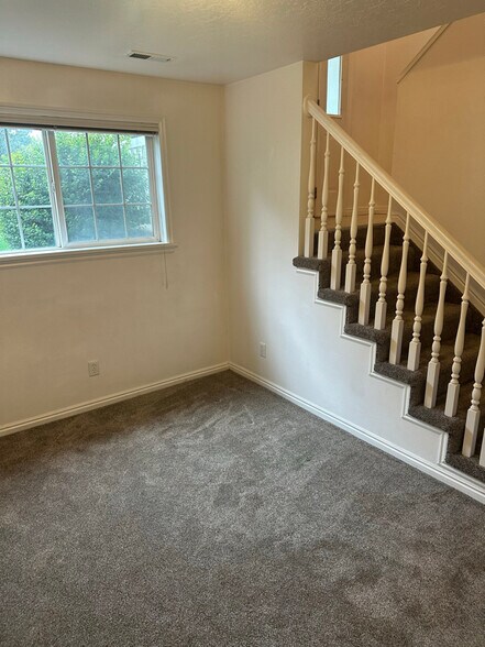 Building Photo - 988 E 900 S
