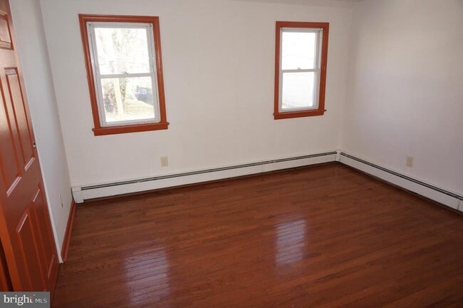 Building Photo - 250 E Chestnut St