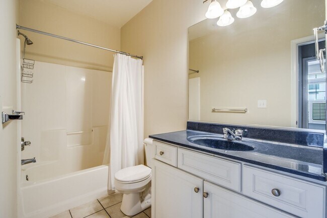 Building Photo - Year Round first floor apartment, convenie...