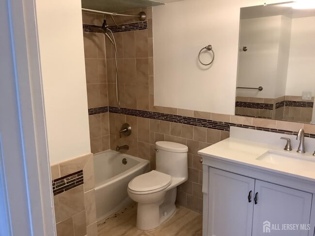 Building Photo - 404 Plymouth Rd