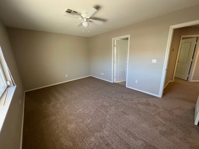 Building Photo - 4 Bedroom with Bedroom Downstairs, Pool, O...