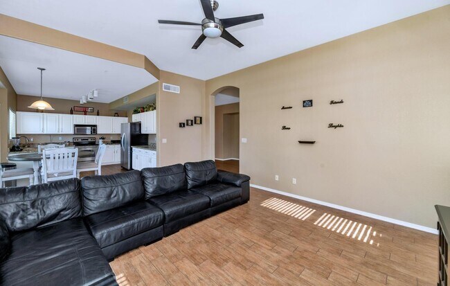 Building Photo - 11155 E Laurel Ln