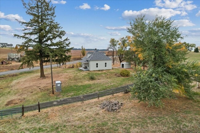 Building Photo - Charming Farmhouse in Fairfield