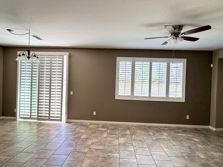 Dining area - 28377 Mirabelle Ln