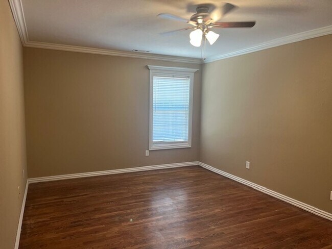 Building Photo - Bentonville 4 bedroom 3 car garage home near trails & Bentonville Square!