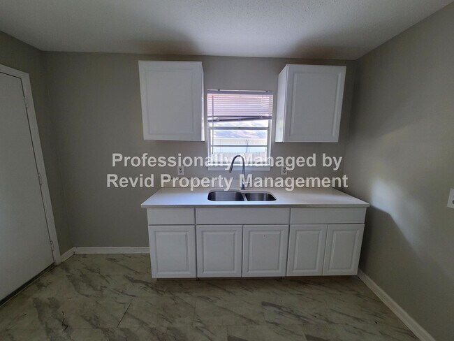 Building Photo - 4989 Wilburn Ave