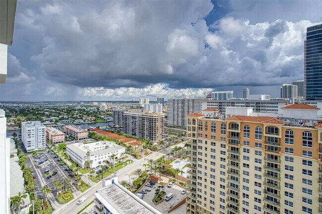 Building Photo - 3140 S Ocean Dr