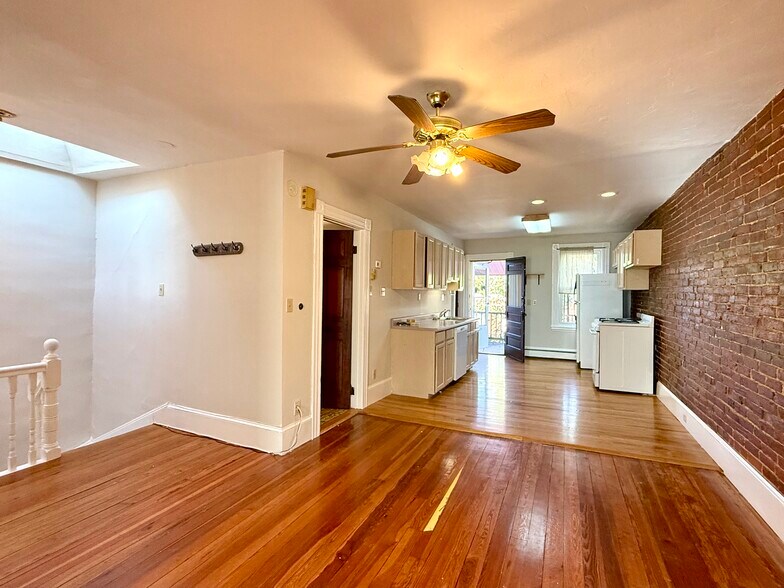 Primary Photo - 2 Mead St
