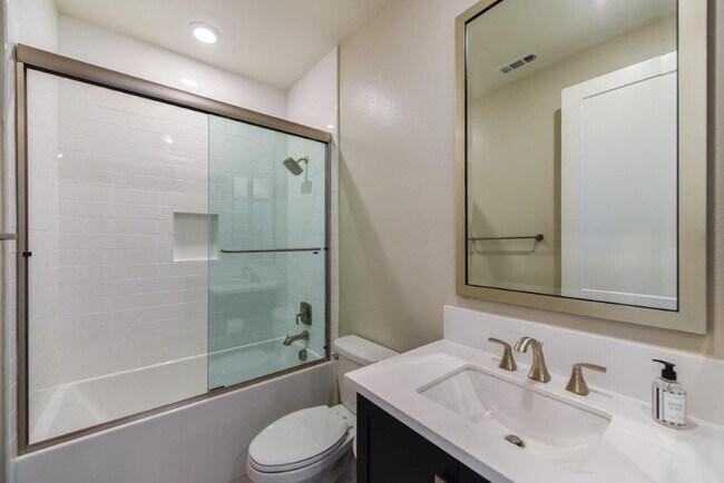 Building Photo - 4bd/4.5ba Single Family House w/ VIEW Gate...