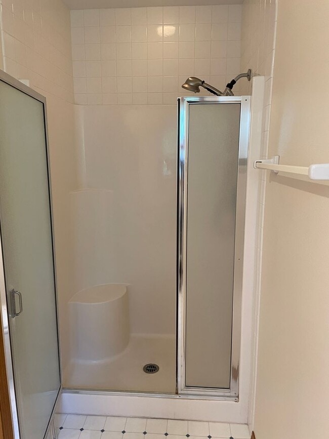 Building Photo - Cozy Home Feel, One Floor Living, Great Ba...