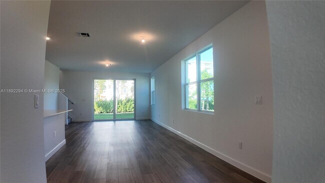 Building Photo - 830 SE grovebush Ln