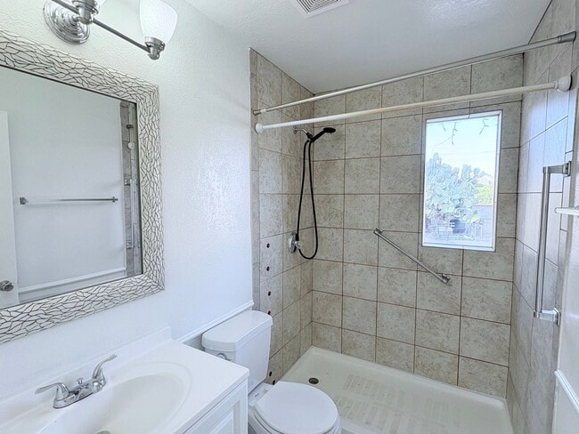 Building Photo - 3 Bed/2 Bath home with backyard and swimming pool!