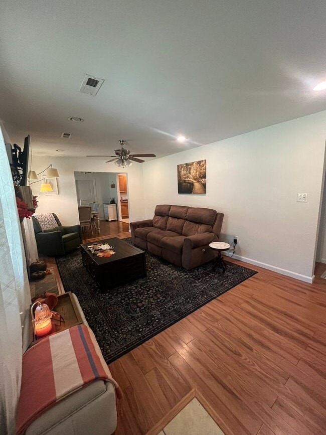 Building Photo - Gorgeous private home in Altavista!