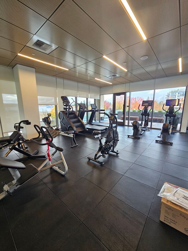 Building Photo - Luxurious High Rise Living in Convenient Downtown Bellevue