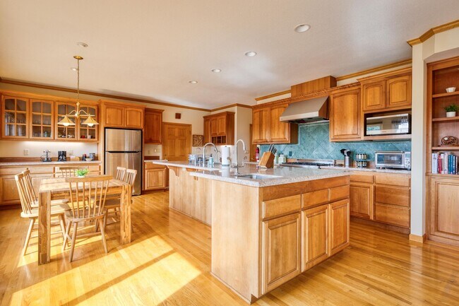 Building Photo - Wine Country Living! Spacious 4 bedroom 2....