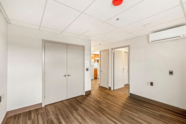 Spacious bedrooms - Alexander House