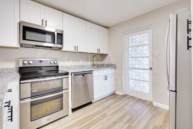 Building Photo - Beautifully Remodeled 3 Bedroom Home in th...
