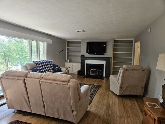 Building Photo - 3 Bedroom  Available June 8th  2026