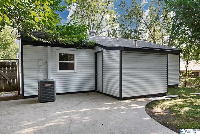 Building Photo - THREE BEDROOM/ONE BATH - CONVENIENT LOCATION!