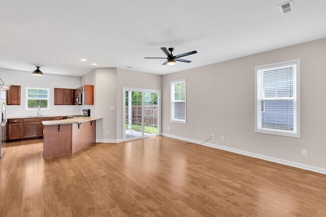 Building Photo - MOVE IN SPECIAL: 1st Months Rent free if l...