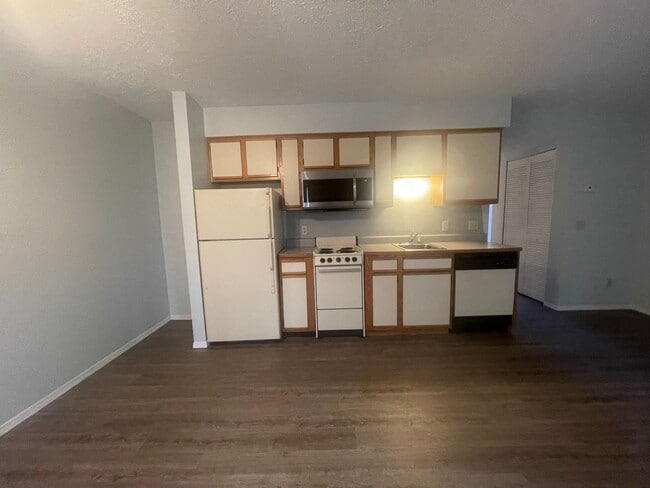 Building Photo - Nice 1 Bedroom 1 Bath Unfurnished Condo Renovated