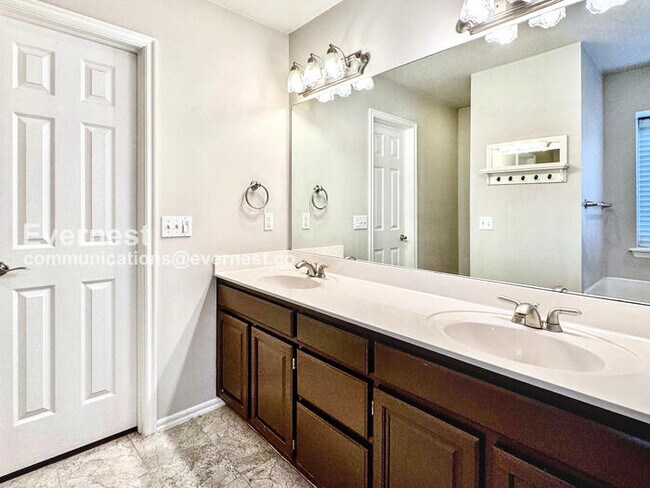 Building Photo - Charming 3-Bed, 2-Bath Home with Fenced Backyard & 2-Car Garage