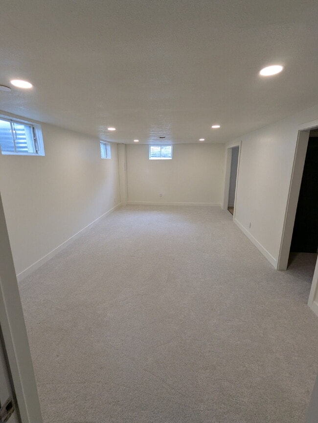 Building Photo - 7070 Beacon Way