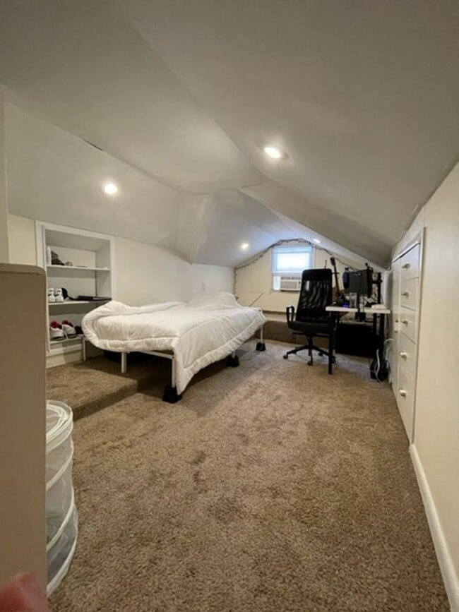 Building Photo - R1016 University Heights