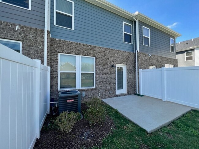 Building Photo - 3 Bed 2.5 Bath Townhome, Minutes from I-24 & The Avenue!