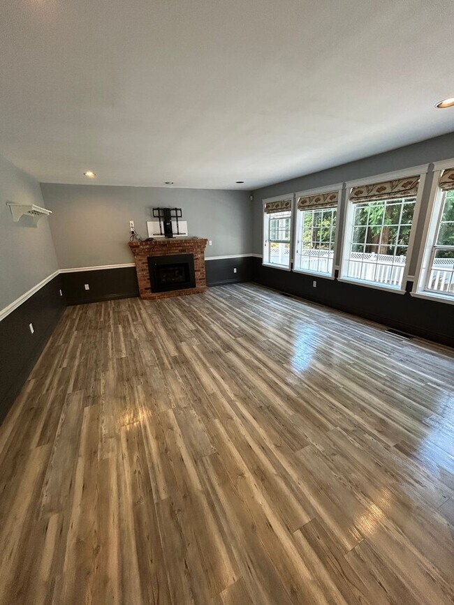 Building Photo - For Rent – Stunning 4-Bedroom NW Contempor...